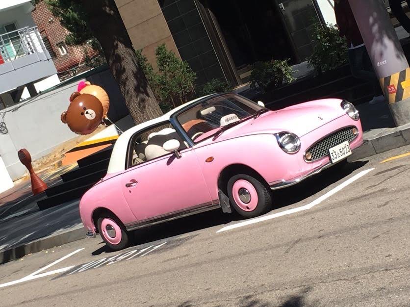ピンクの車